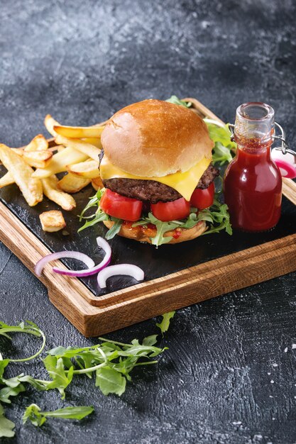 Hamburger avec des frites