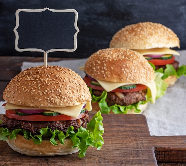 Hamburger avec galette de viande et légumes frais