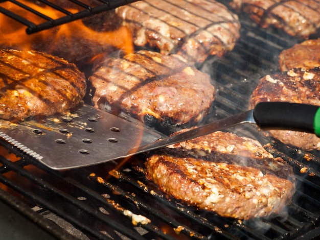 Le hamburger gastronomique pare sur le gril.