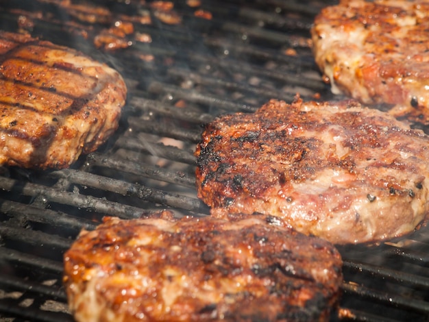 Le hamburger gastronomique pare sur le gril.