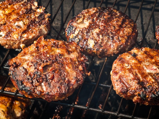 Le hamburger gastronomique pare sur le gril.