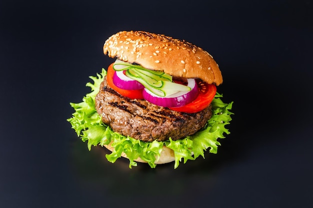 Hamburger grillé avec laitue tomate oignon rouge