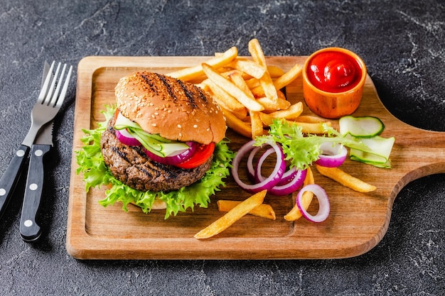 Hamburger grillé avec laitue tomate oignon rouge