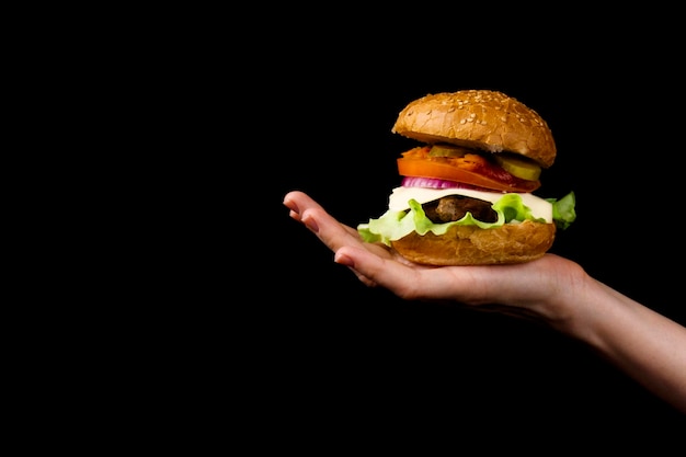 Hamburger juteux dans une paume femelle