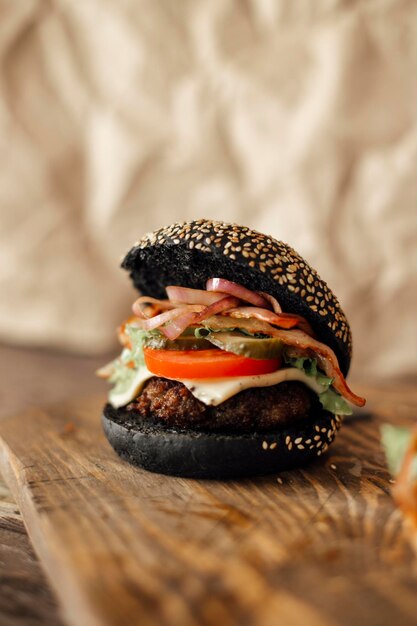 Hamburger Juteux Sur Un Fond En Bois