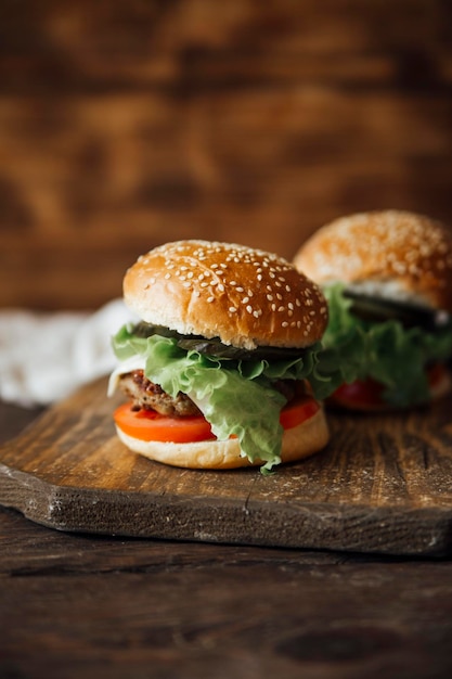 Hamburger Juteux Sur Un Fond En Bois