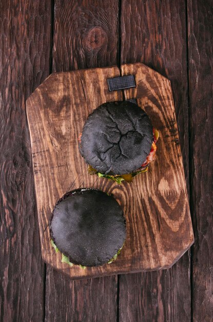 hamburger juteux sur un fond en bois