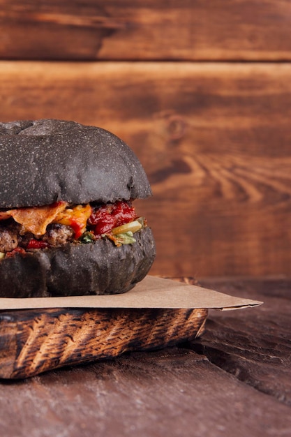 hamburger juteux sur un fond en bois