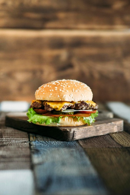 hamburger juteux sur un fond en bois