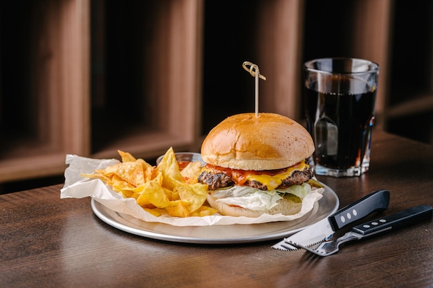 Hamburger juteux avec sauce aux frites et cola