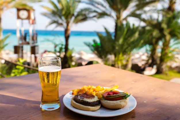 Un hamburger juteux sur la table au-dessus de la mer