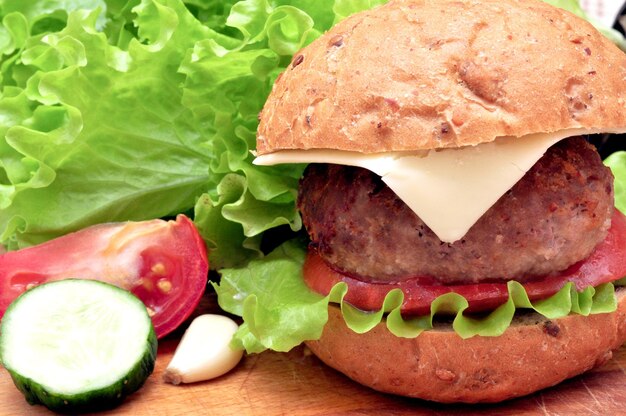 un hamburger avec des légumes