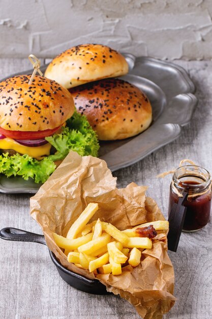 Hamburger maison avec frites