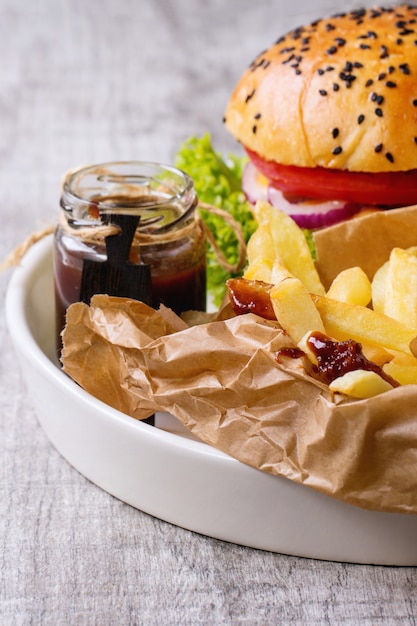 Hamburger maison avec frites