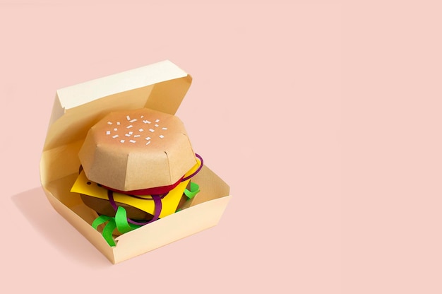 Hamburger en papier dans une boîte