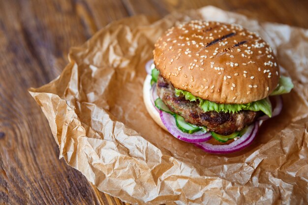 Hamburger sur planche de bois