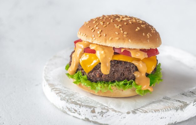 Hamburger sur la planche de bois