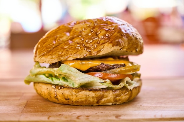 Hamburger sur une planche en bois