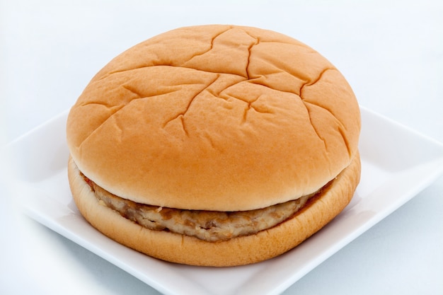 Photo hamburger sur un plat blanc