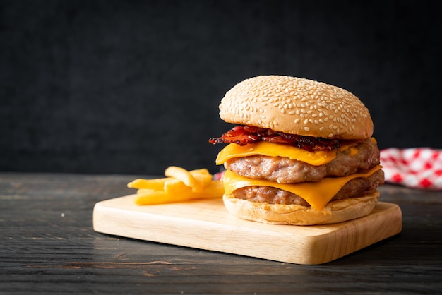 Hamburger de porc avec bacon au fromage et frites