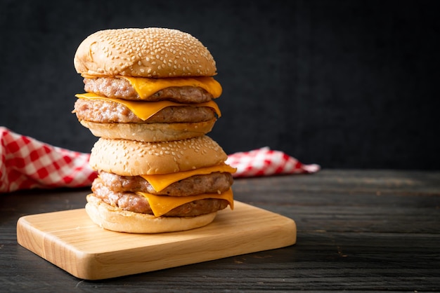 Hamburger de porc ou burger de porc au fromage