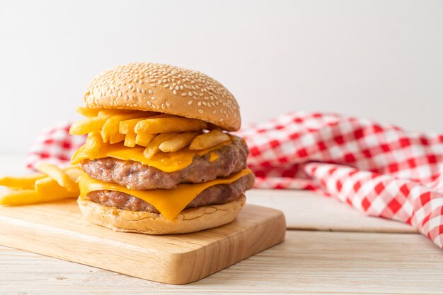 hamburger de porc ou burger de porc avec fromage et frites