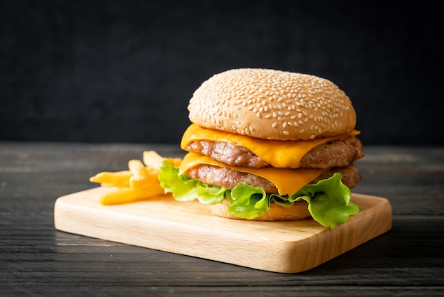hamburger de porc ou burger de porc avec fromage et frites