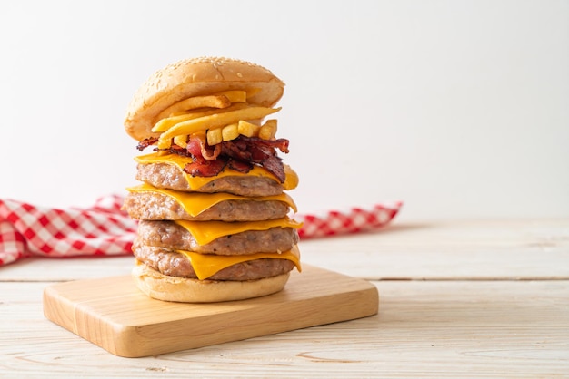 hamburger de porc ou hamburger de porc avec fromage, bacon et frites