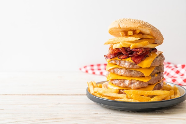 hamburger de porc ou hamburger de porc avec fromage, bacon et frites