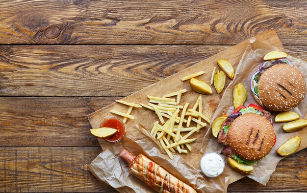 Hamburger et quartiers sur plateau en bois