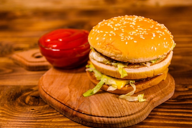 Hamburger et sauce sur une table en bois