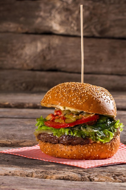 Hamburger savoureux sur bâton en bois.