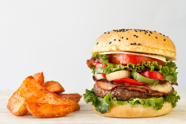 Photo hamburger savoureux avec des frites