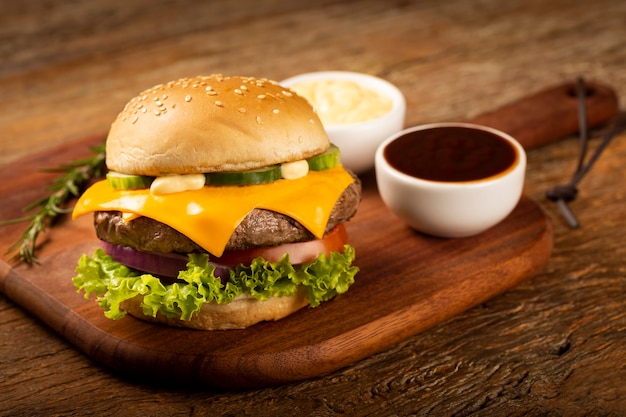 Hamburger savoureux avec des sauces