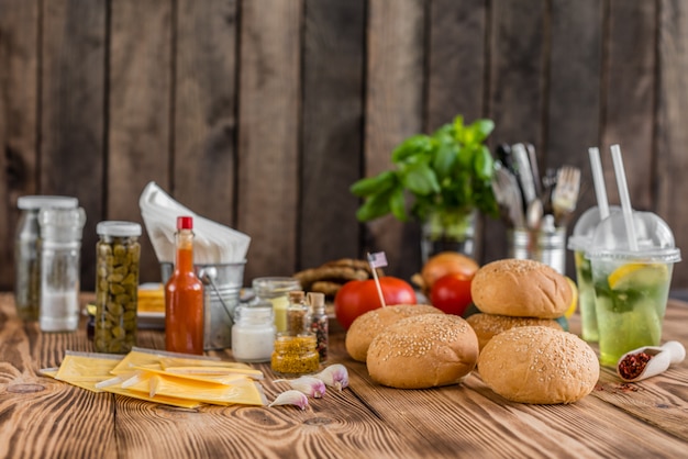 Hamburger savoureux avec de la viande et des légumes sur un fond sombre. Fast food. Il peut être utilisé comme arrière-plan