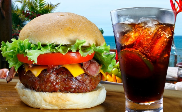 Hamburger avec soda au cola froid