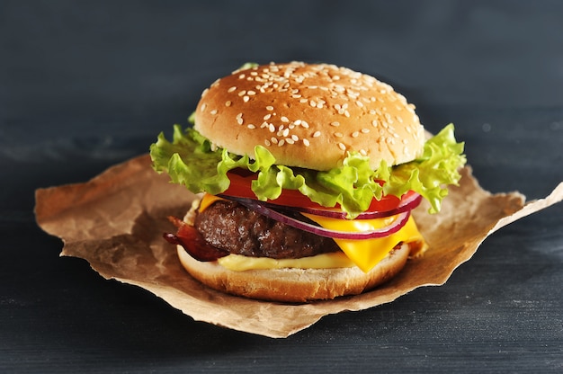 Hamburger à la tomate à l'oignon et à la salade