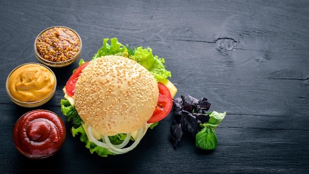 Hamburger avec viande au fromage et oignons verts sur fond en bois Vue de dessus Espace libre