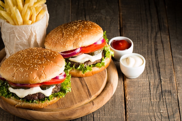 Hamburger à la viande et aux tomates