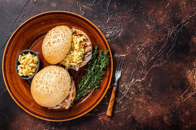 Hamburger de viande de porc effiloché avec salade de chou