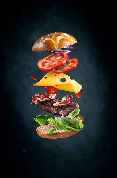 Hamburger volant avec des ingrédients