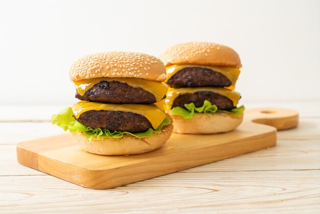 hamburgers ou burgers de bœuf avec du fromage - style alimentaire malsain