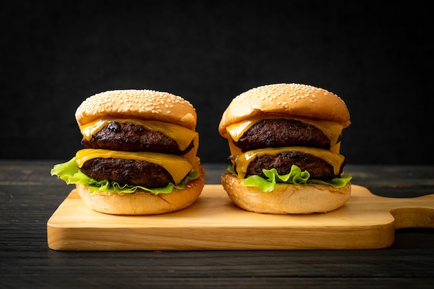 hamburgers ou burgers de bœuf avec du fromage - style alimentaire malsain