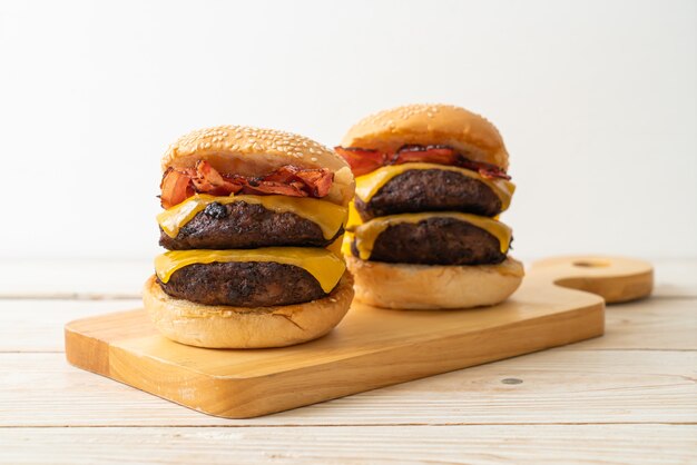 hamburgers ou burgers de bœuf avec fromage et bacon - style alimentaire malsain