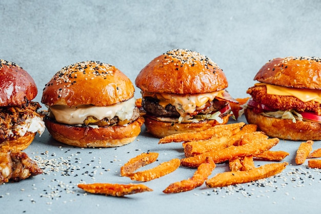 Des hamburgers classiques sur un fond brillant avec des frites