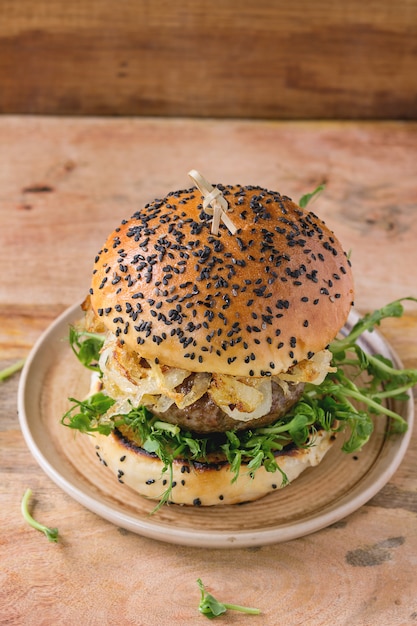 Photo hamburgers faits maison au bœuf