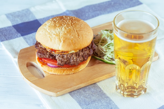 Hamburgers faits maison sur fond de bois