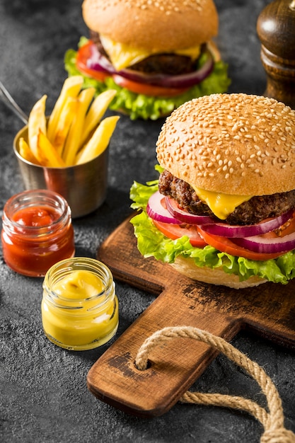 Hamburgers frais à angle élevé avec frites et sauces