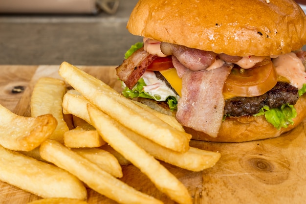 Hamburgers et frites sur le bois