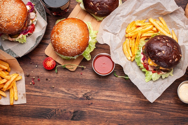 Hamburgers et frites sur le dessus en bois